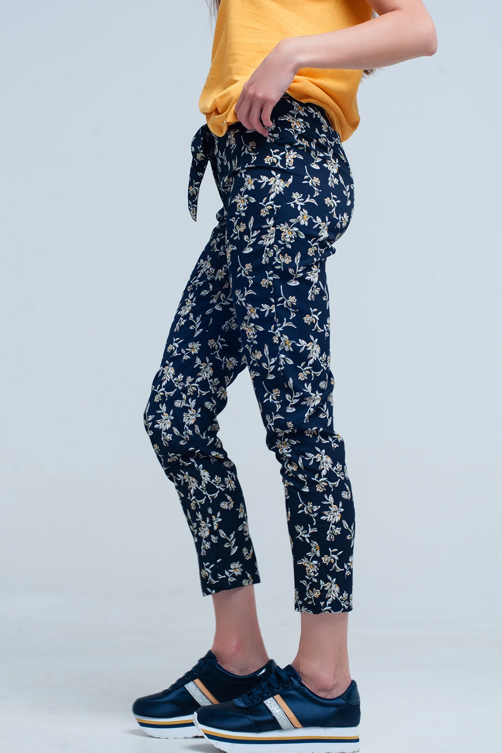 Pantalon estampado flores con cinturon
