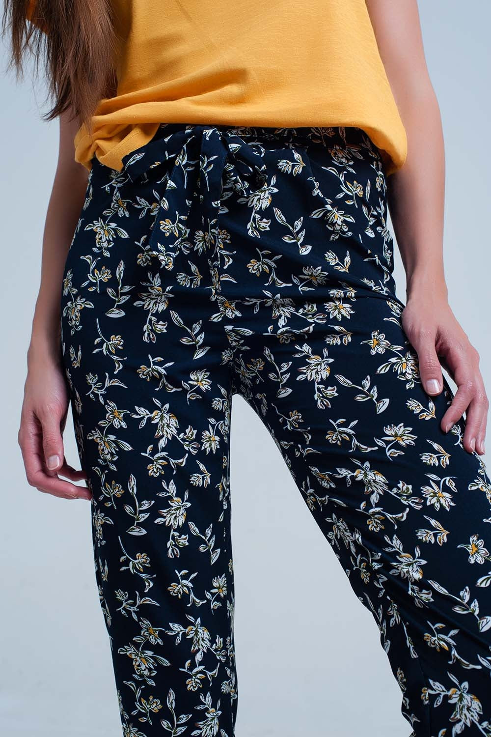 Pantalon estampado flores con cinturon
