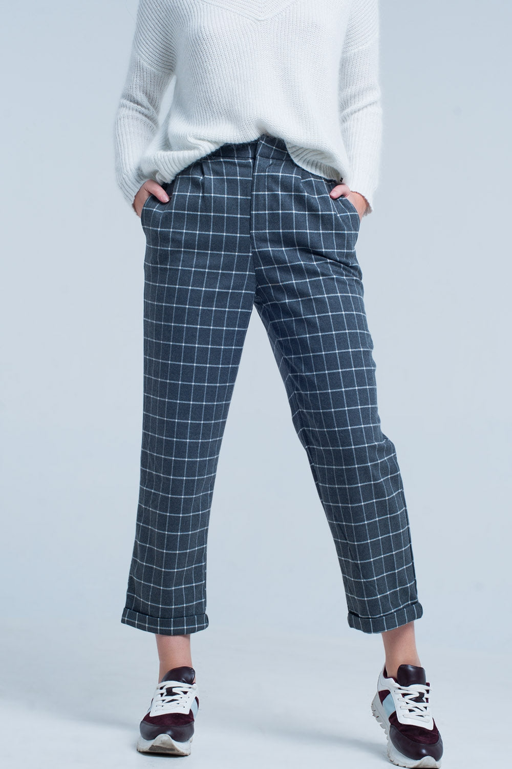 Pantalon gris en estampado de cuadros en blanco