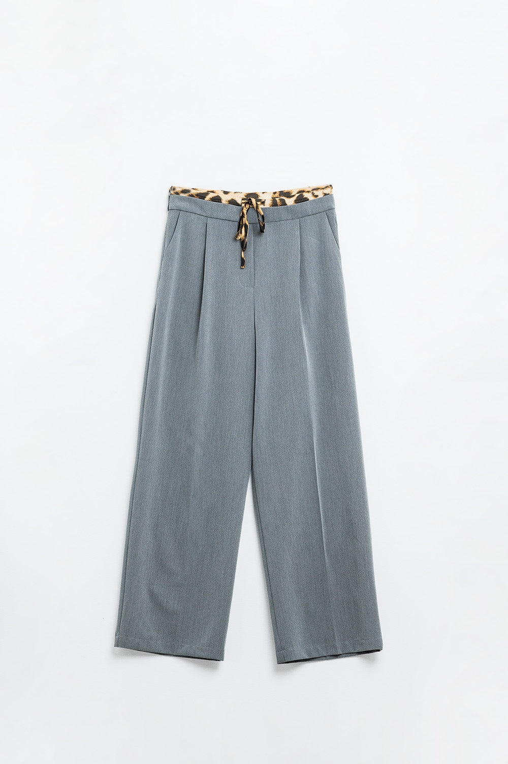 Q2 Pantalón gris plisado con detalle de leopardo en la cintura