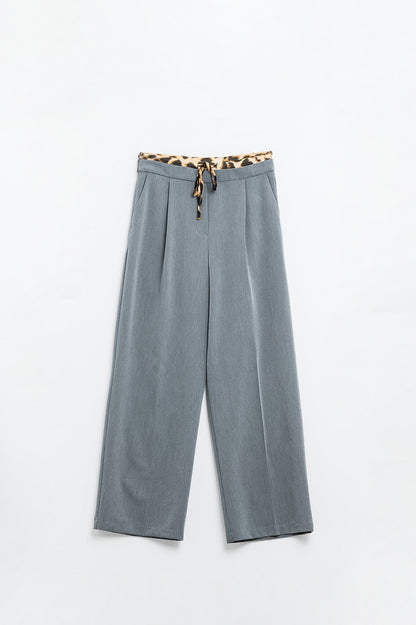 Q2 Pantalón gris plisado con detalle de leopardo en la cintura