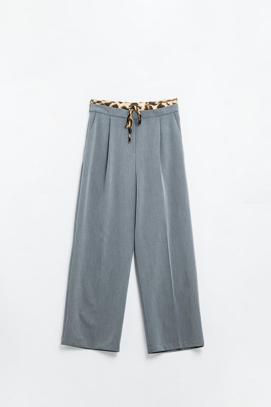 Q2 Pantalón gris plisado con detalle de leopardo en la cintura