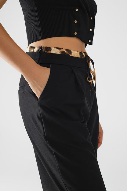 Pantalón largo negro plisado con detalle de leopardo en la cintura