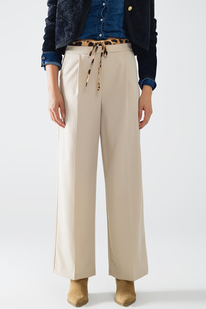 Q2 Pantalón largo plisado beige con detalle de leopardo en la cintura