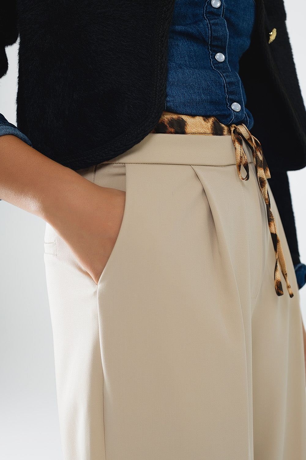 Pantalón largo plisado beige con detalle de leopardo en la cintura
