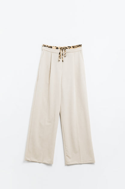 Pantalón largo plisado beige con detalle de leopardo en la cintura