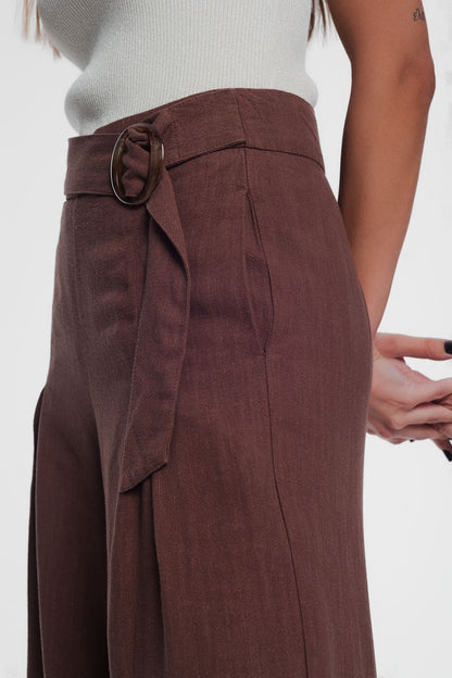 Pantalón marron de pernera ancha y talle alto con cinturón