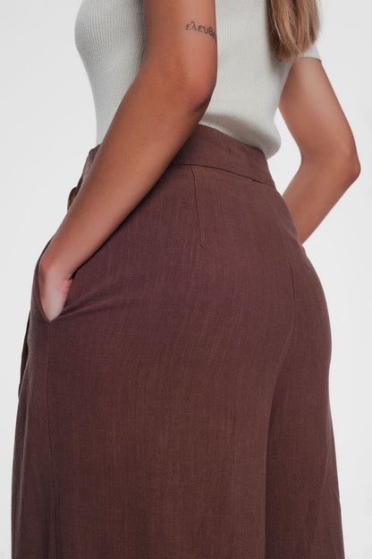 Pantalón marron de pernera ancha y talle alto con cinturón
