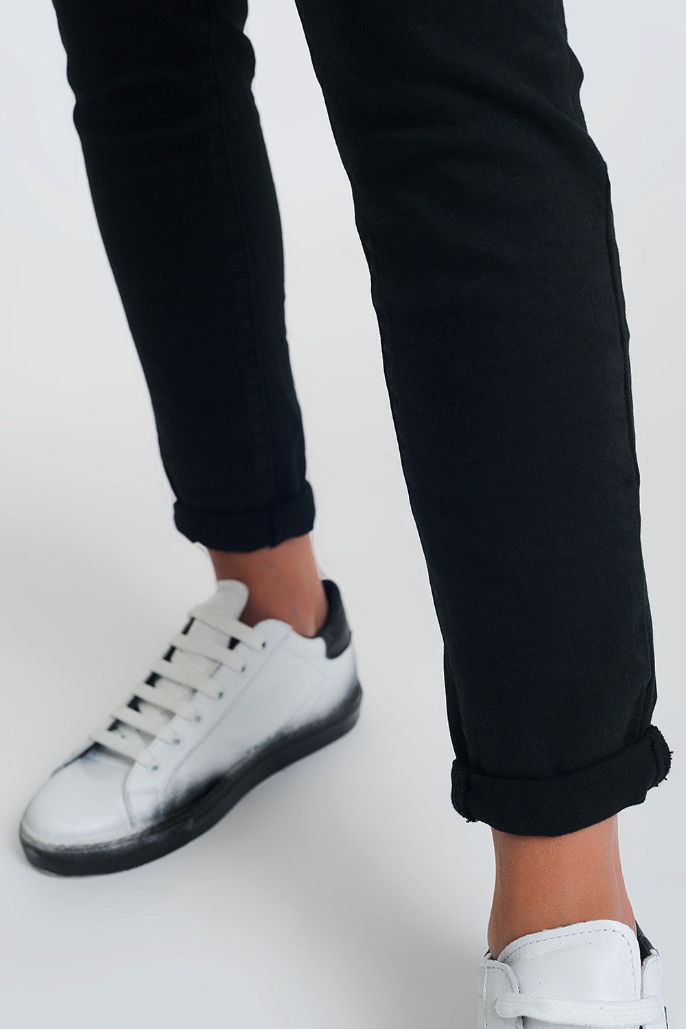 Pantalon negro boyfriend con detalles en bolsillo de lentejuelas