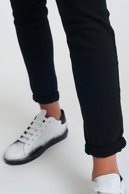 Pantalon negro boyfriend con detalles en bolsillo de lentejuelas