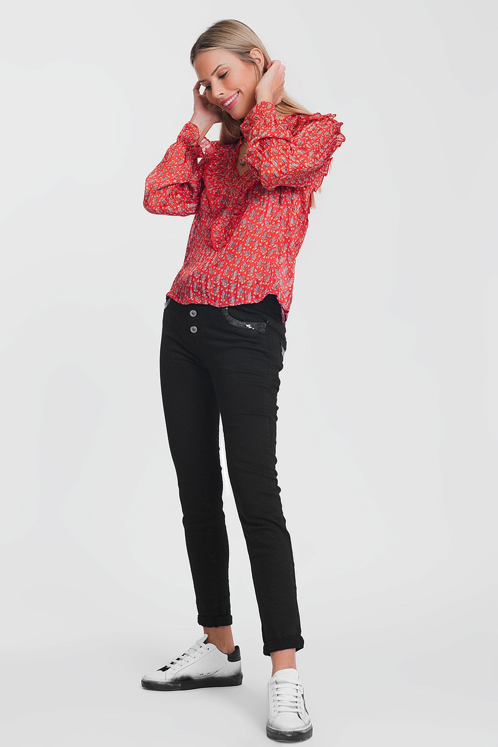 Pantalon negro boyfriend con detalles en bolsillo de lentejuelas