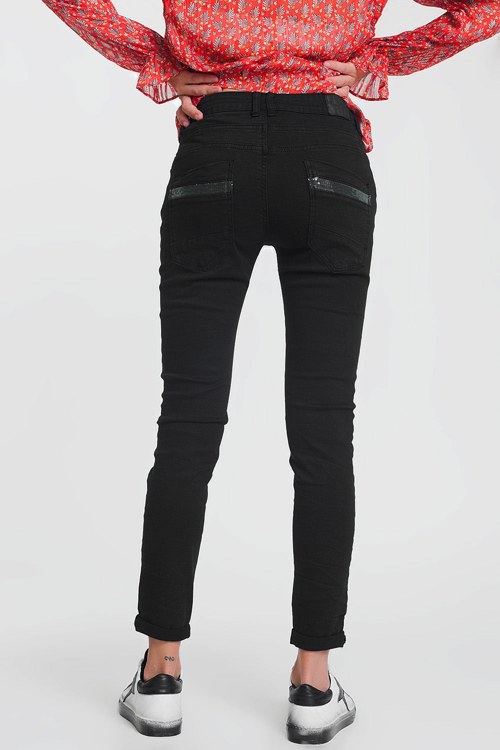 Pantalon negro boyfriend con detalles en bolsillo de lentejuelas