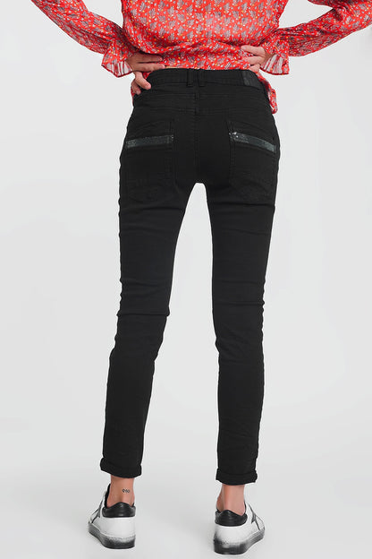 Pantalon negro boyfriend con detalles en bolsillo de lentejuelas