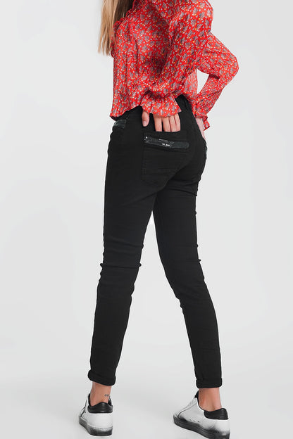 Pantalon negro boyfriend con detalles en bolsillo de lentejuelas