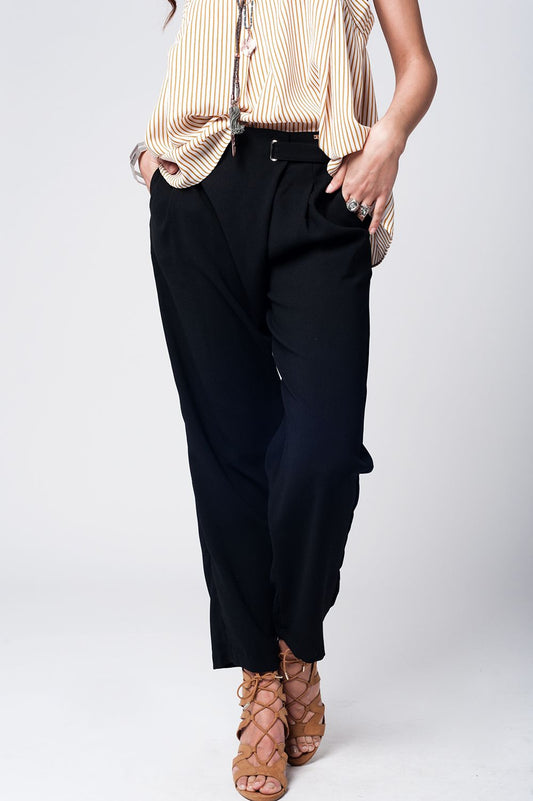 Q2 Pantalón negro con pernera ancha y detalle en la cintura