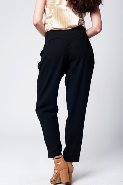 Pantalón negro con pernera ancha y detalle en la cintura