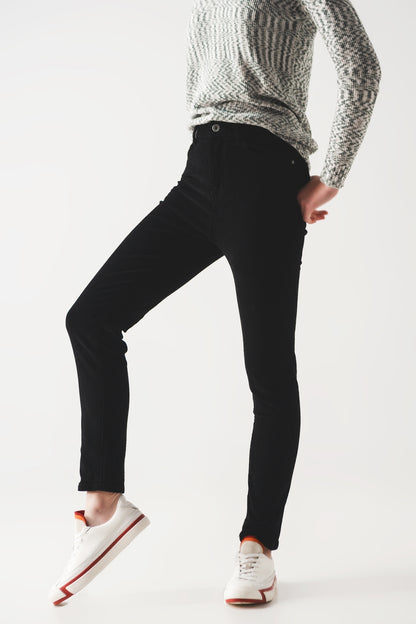 Q2 Pantalon negro corte pitillo de pana