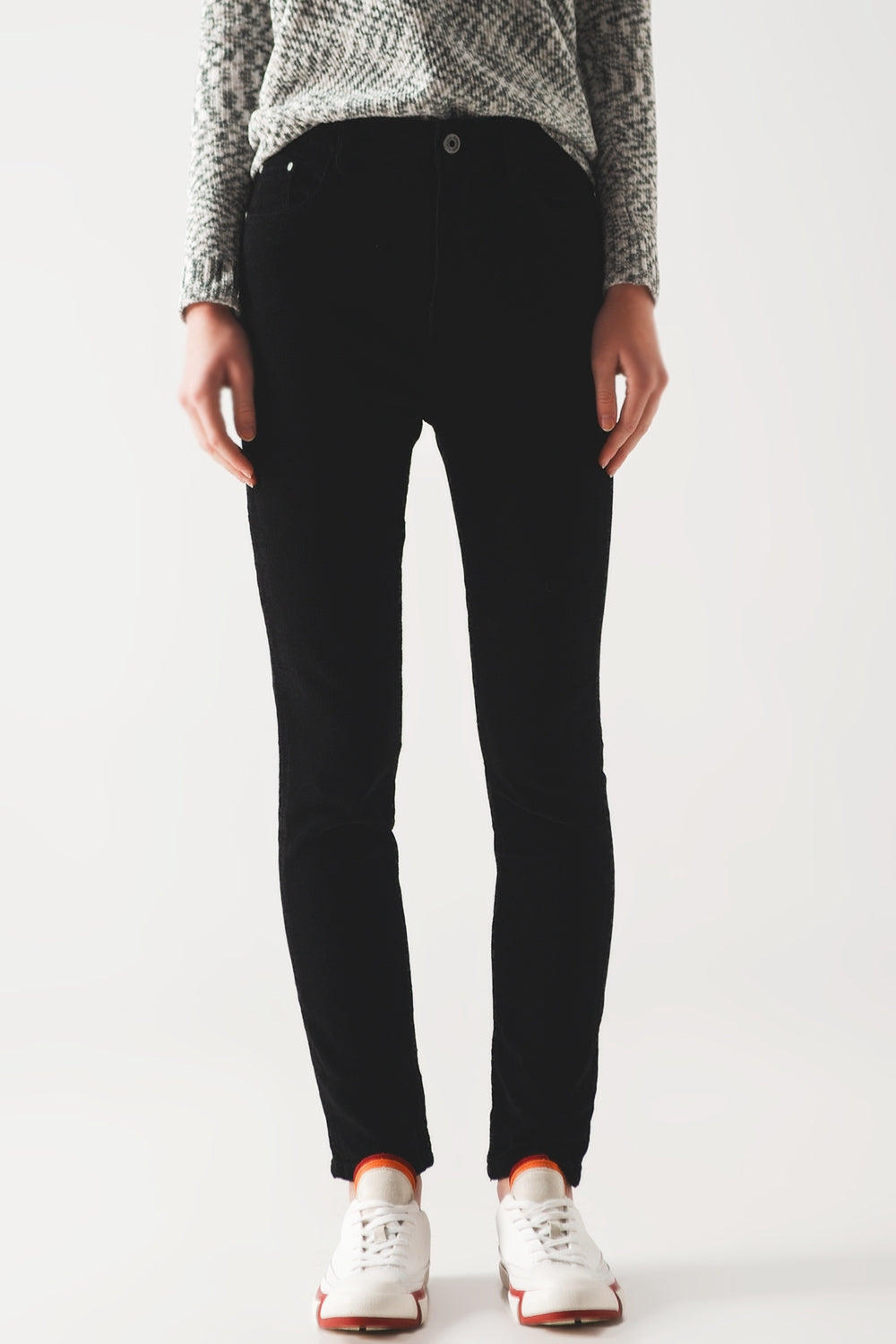 Pantalon negro corte pitillo de pana