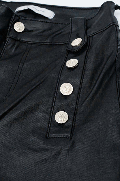 Pantalón negro de piel sintética con botones