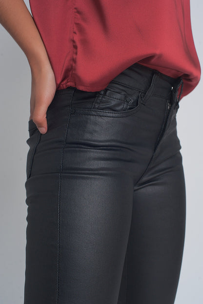 Pantalon negro efecto cuero con bajo acordonado