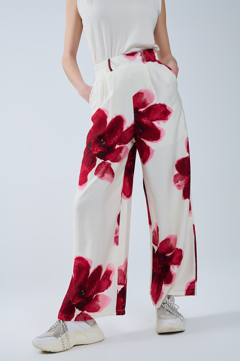 Pantalón palazzo beige con estampado de flores tropicales rojas y cinturón a juego
