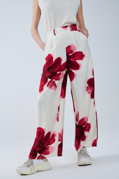 Pantalón palazzo beige con estampado de flores tropicales rojas y cinturón a juego