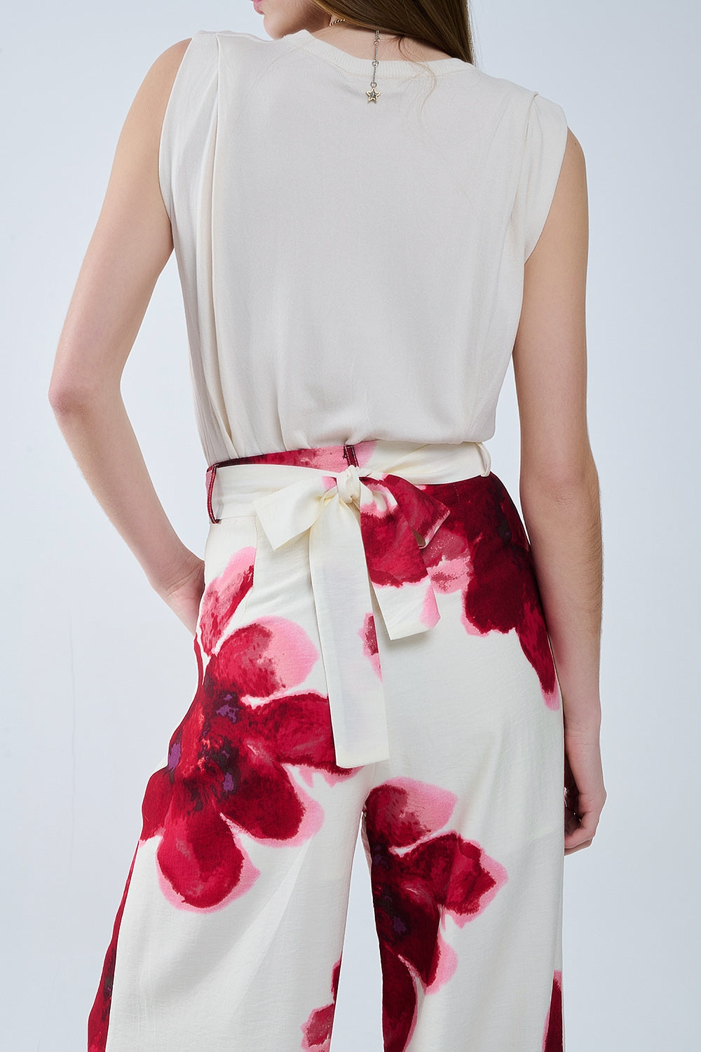 Pantalón palazzo beige con estampado de flores tropicales rojas y cinturón a juego