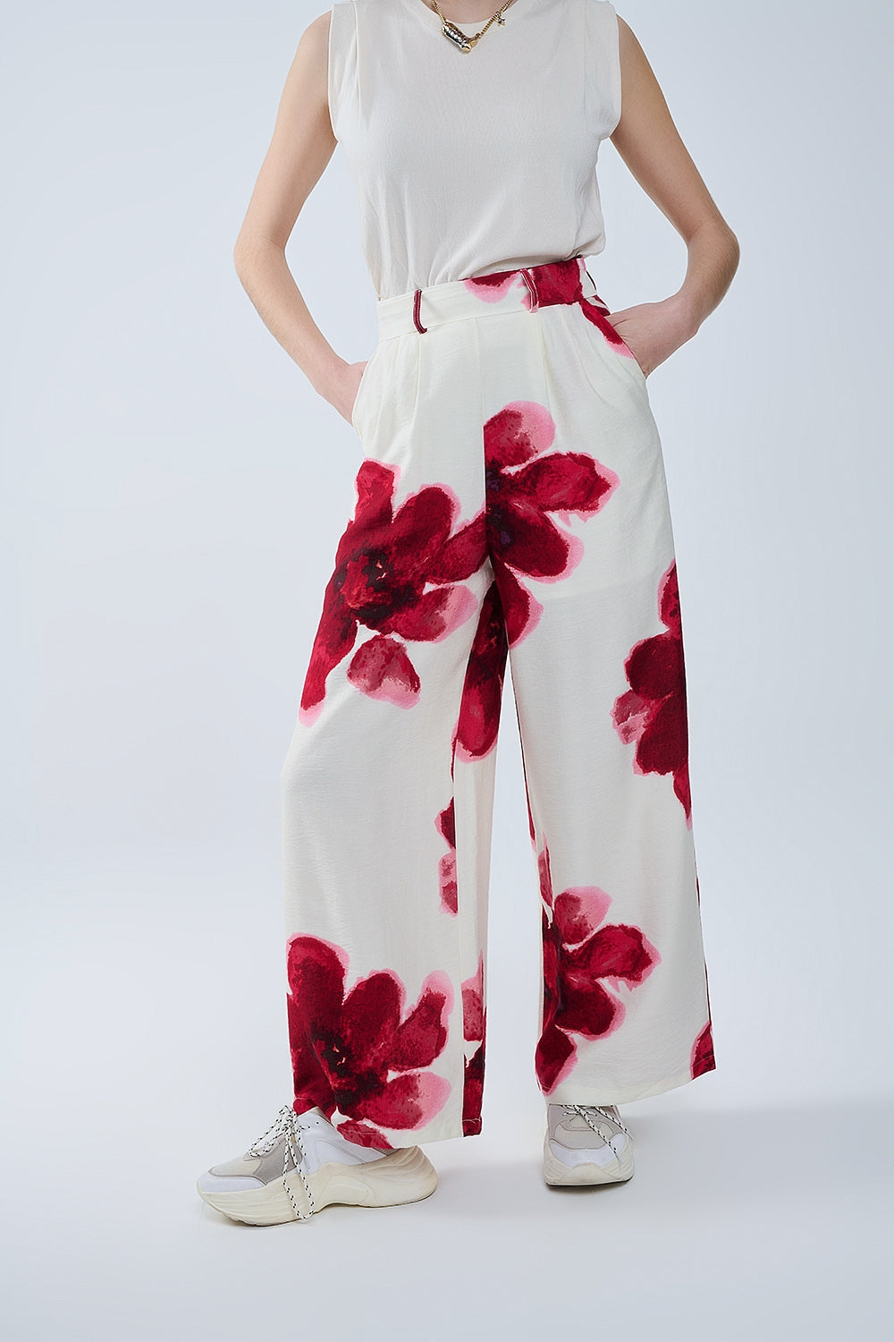 Pantalón palazzo beige con estampado de flores tropicales rojas y cinturón a juego