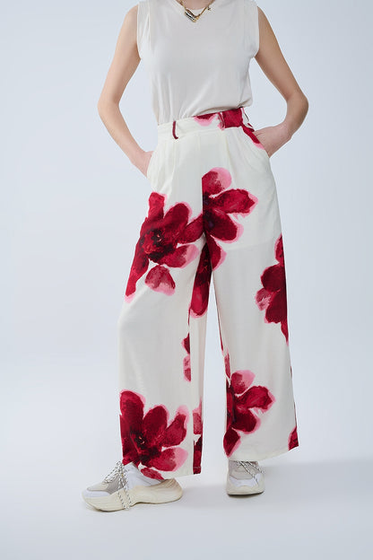 Pantalón palazzo beige con estampado de flores tropicales rojas y cinturón a juego
