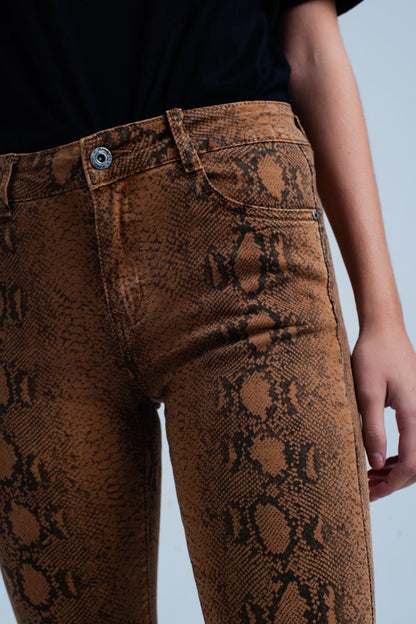 Pantalon pitillo naranja con estampado de serpiente
