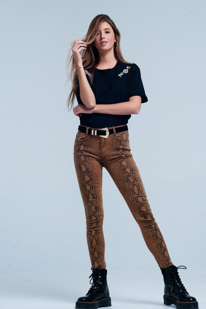 Pantalon pitillo naranja con estampado de serpiente