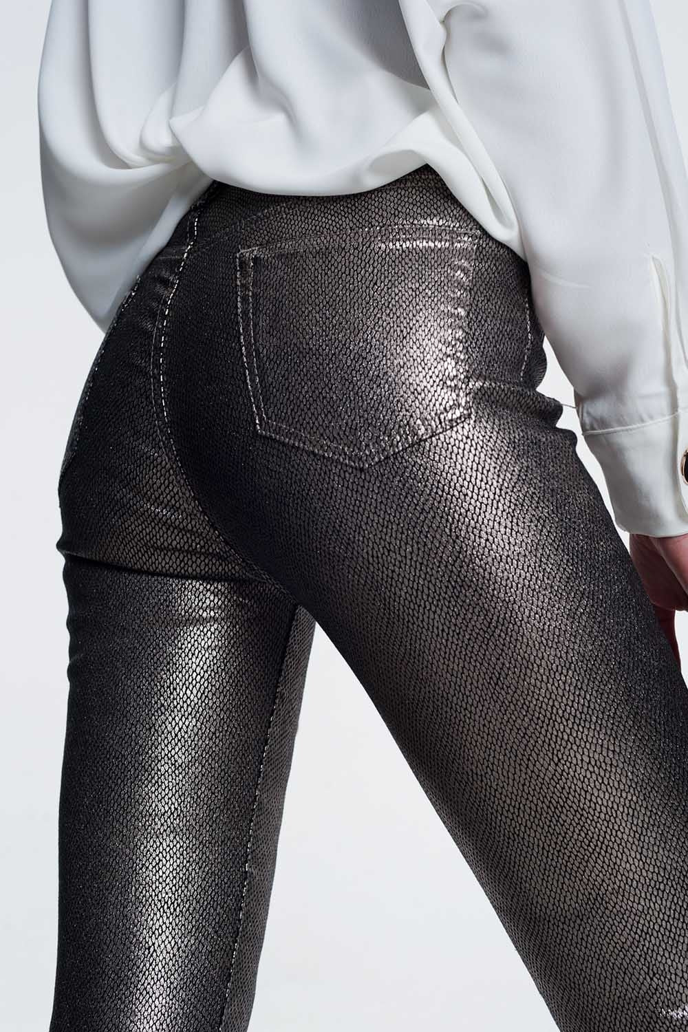 Pantalón plateado con estampado de serpiente