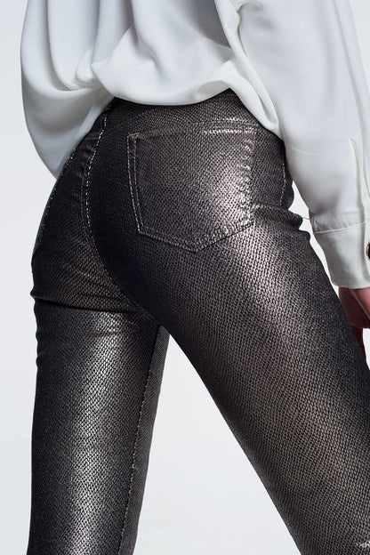 Pantalón plateado con estampado de serpiente