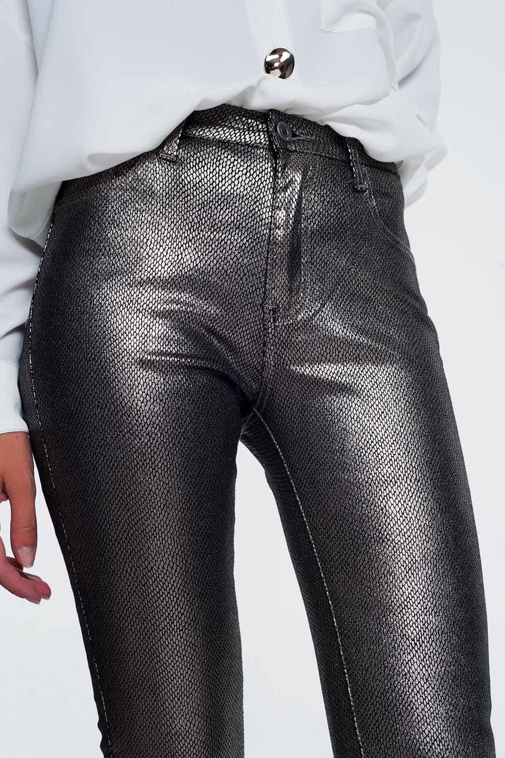 Pantalón plateado con estampado de serpiente