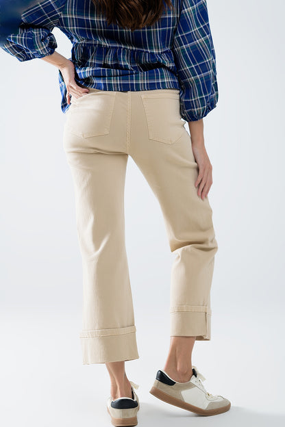 Pantalón recto con bajo recortado en beige oscuro