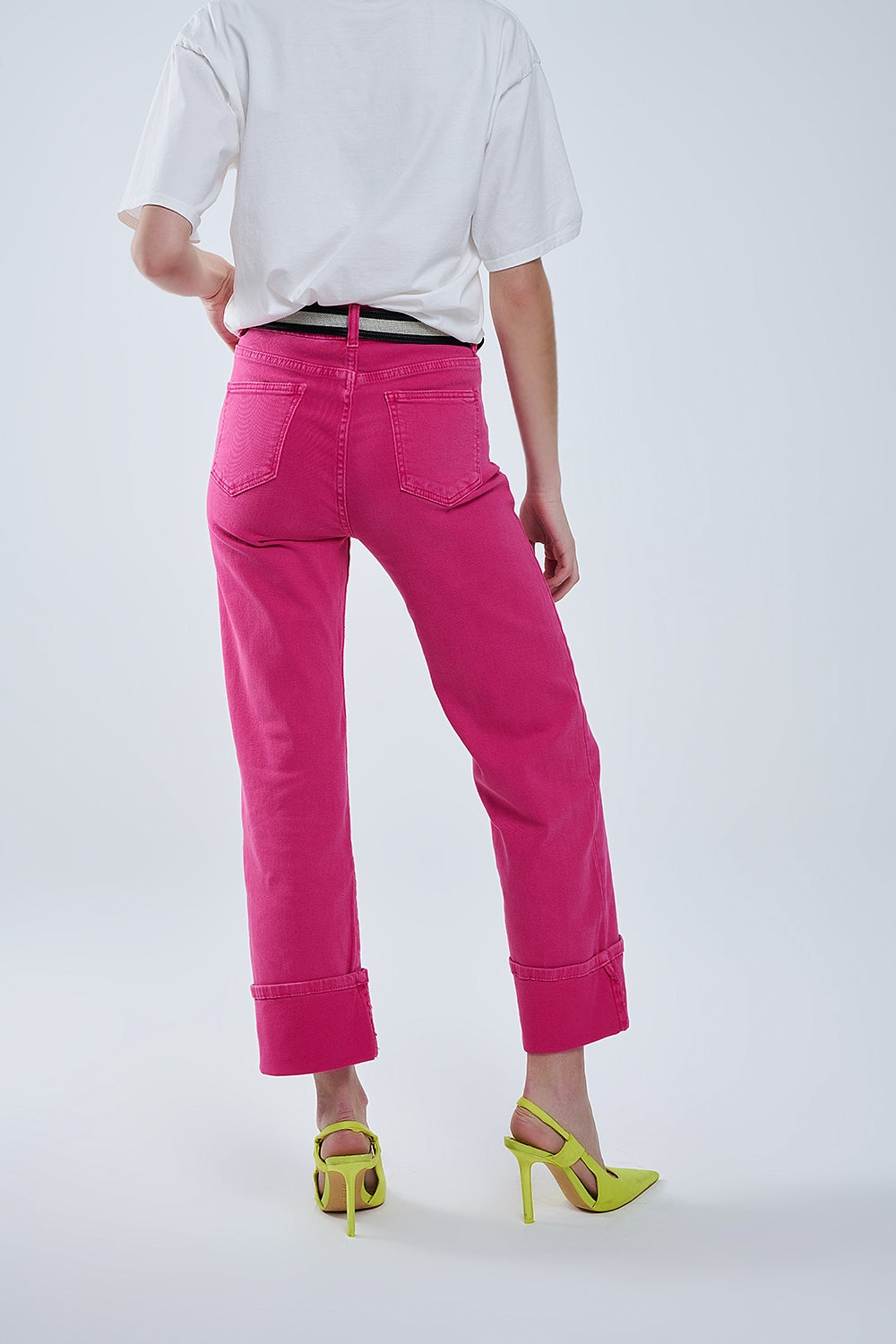 Pantalón recto con bajo recortado en magenta