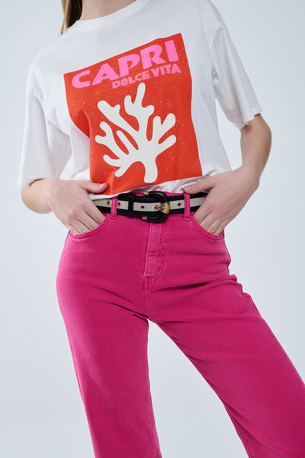 Pantalón recto con bajo recortado en magenta