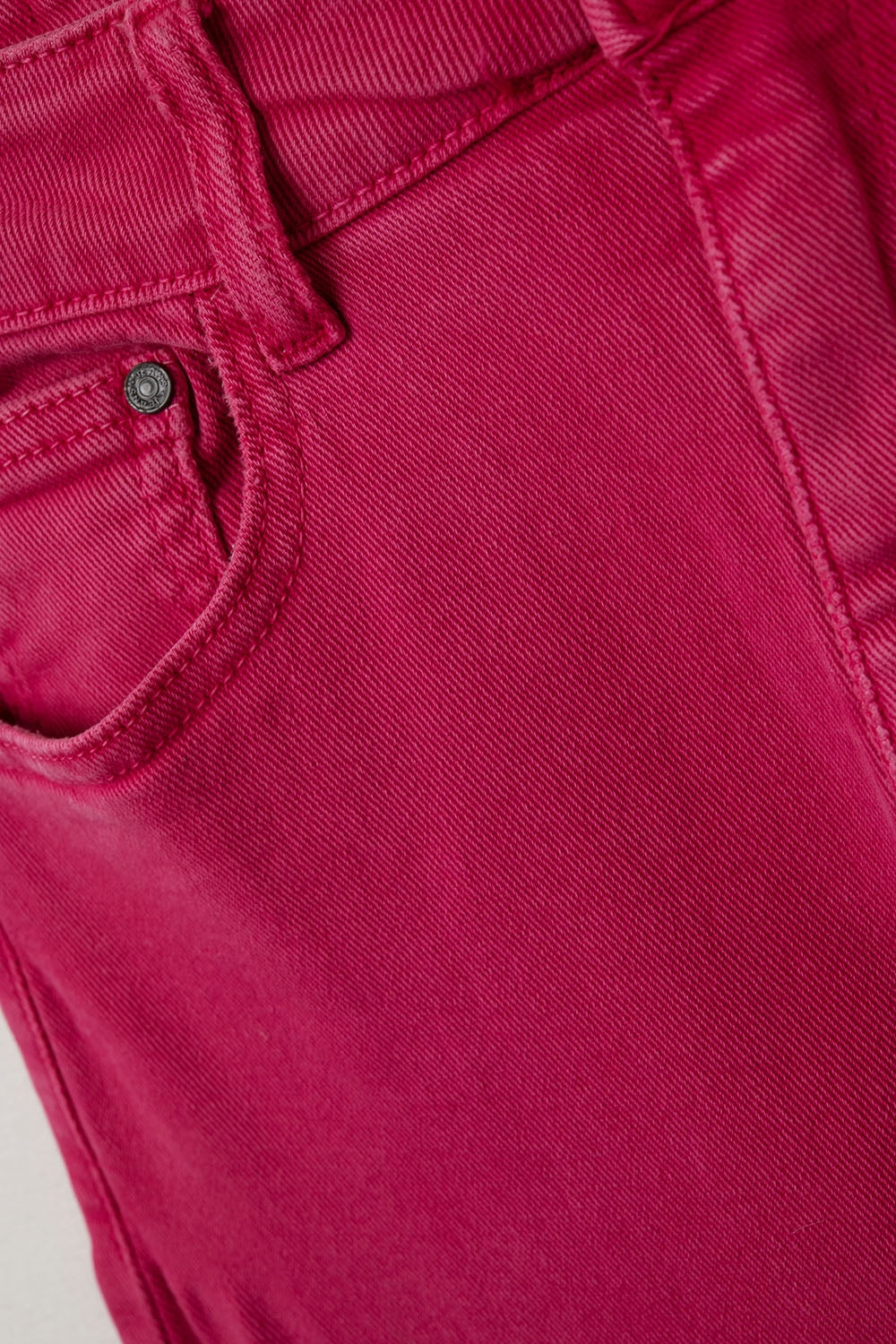 Pantalón recto con bajo recortado en magenta