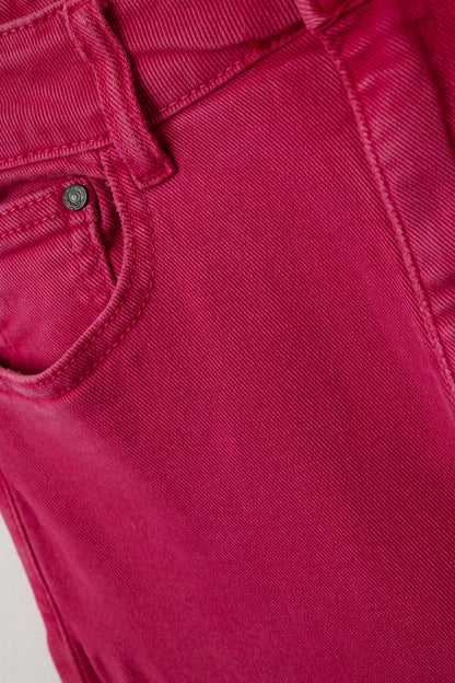 Pantalón recto con bajo recortado en magenta