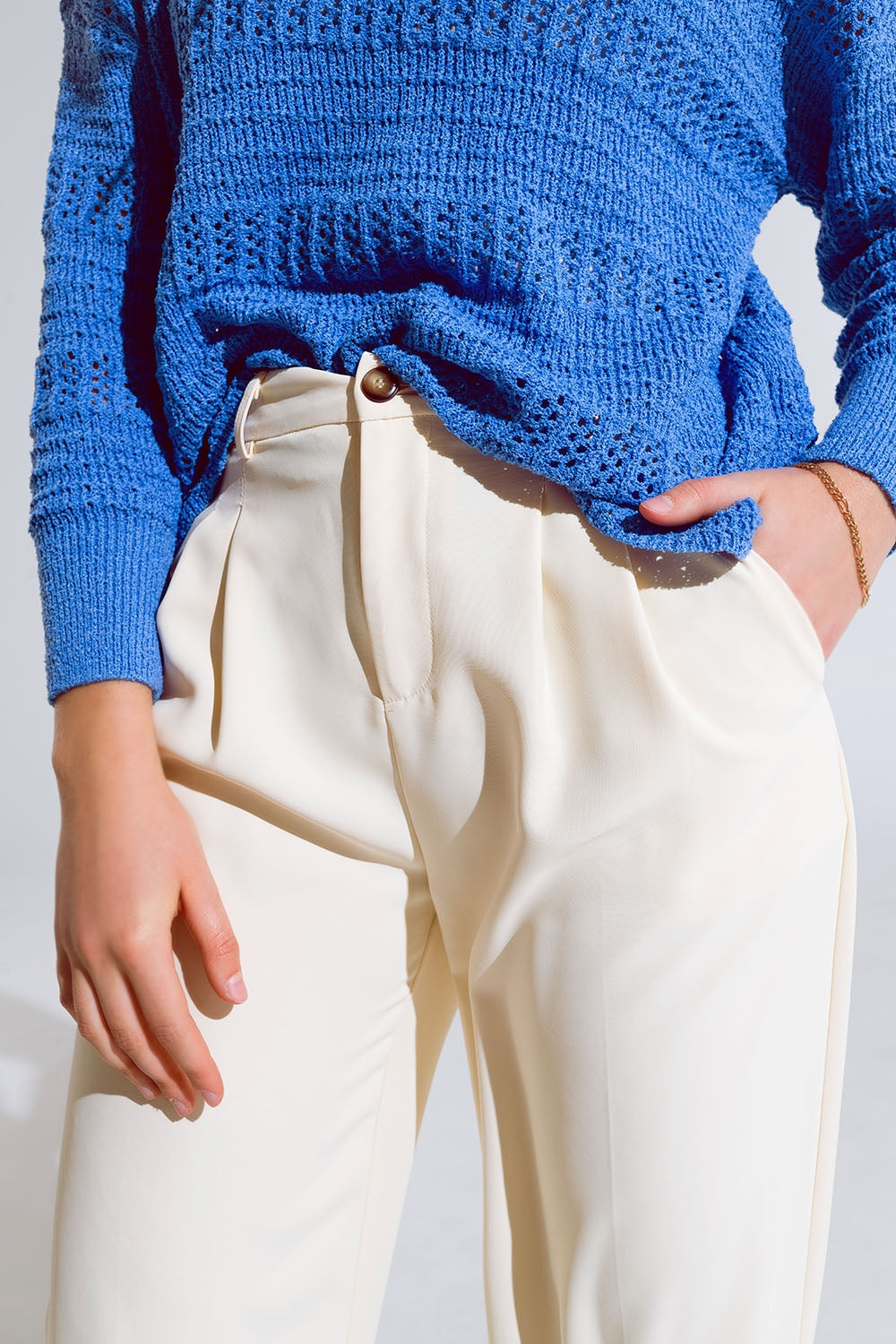 Pantalón recto con bolsillos laterales y pinzas en color crema
