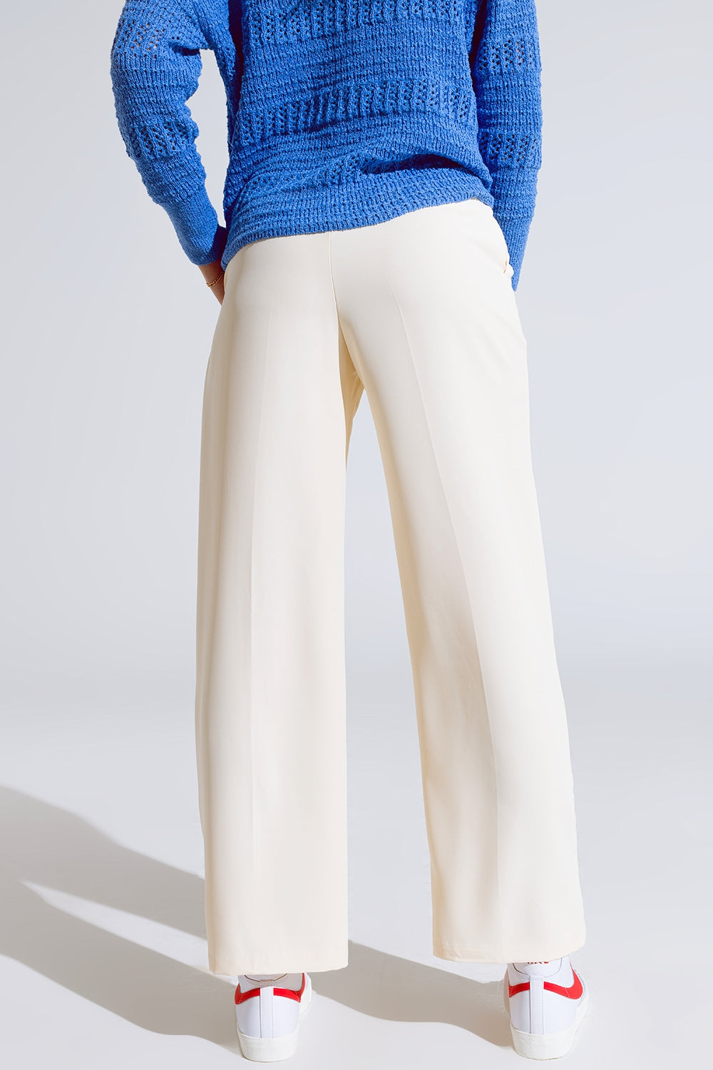 Pantalón recto con bolsillos laterales y pinzas en color crema