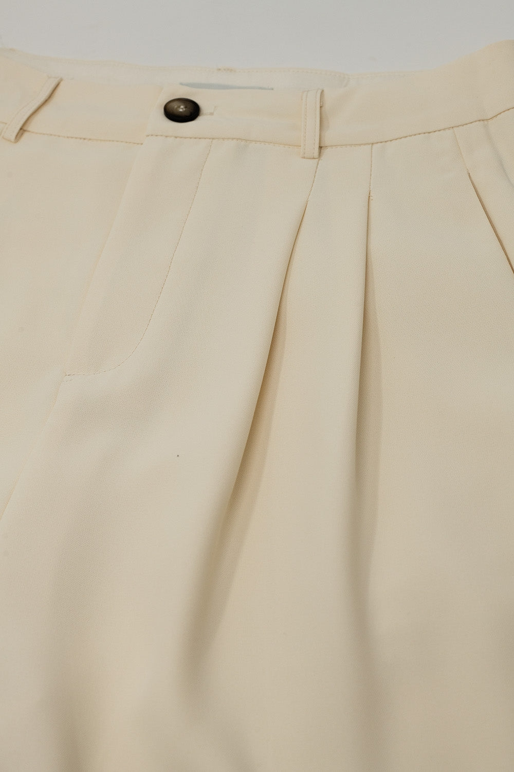 Pantalón recto con bolsillos laterales y pinzas en color crema