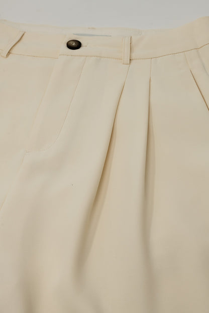 Pantalón recto con bolsillos laterales y pinzas en color crema
