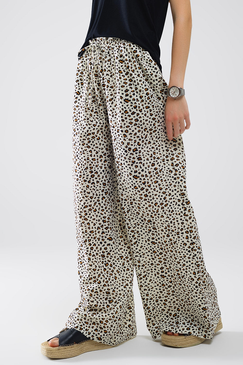 Pantalón recto con cintura elástica y estampado de leopardo