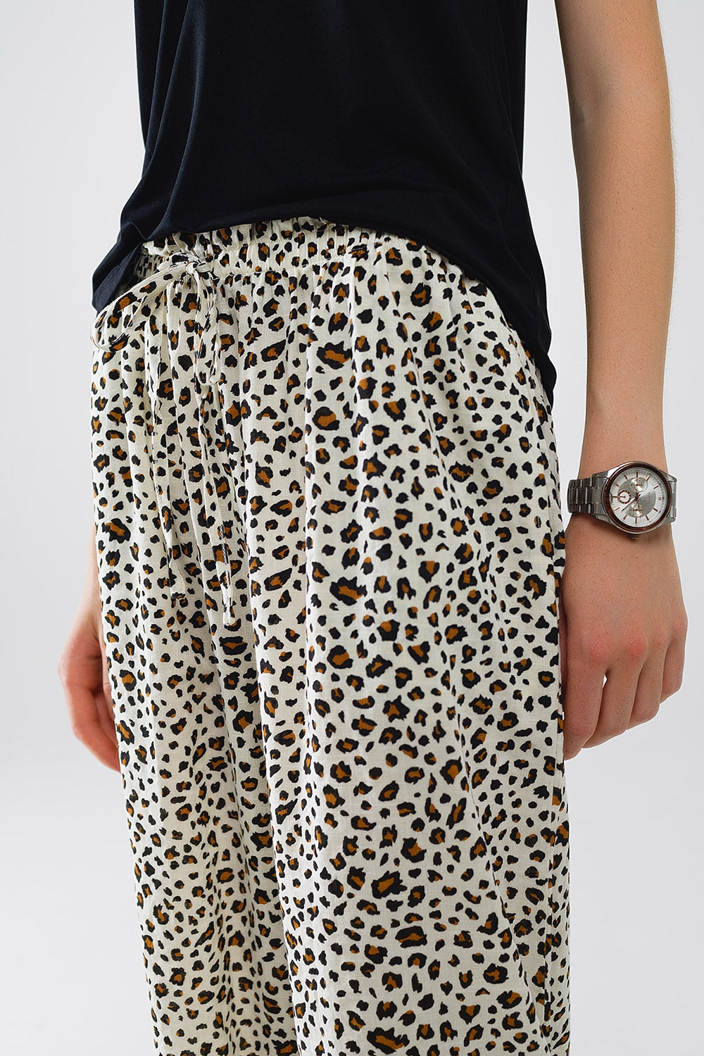 Pantalón recto con cintura elástica y estampado de leopardo