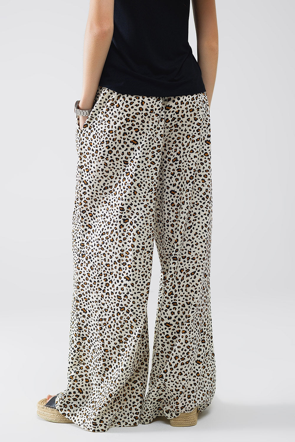 Pantalón recto con cintura elástica y estampado de leopardo