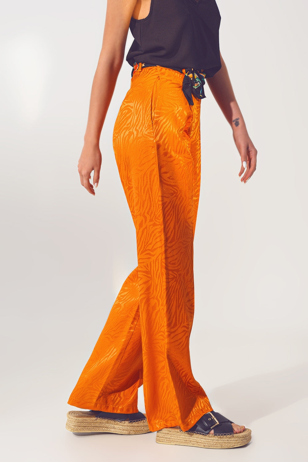Pantalón recto con estampado de cebra en naranja