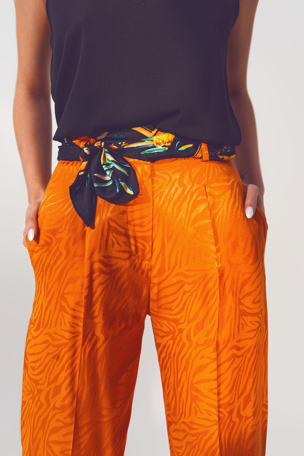 Pantalón recto con estampado de cebra en naranja