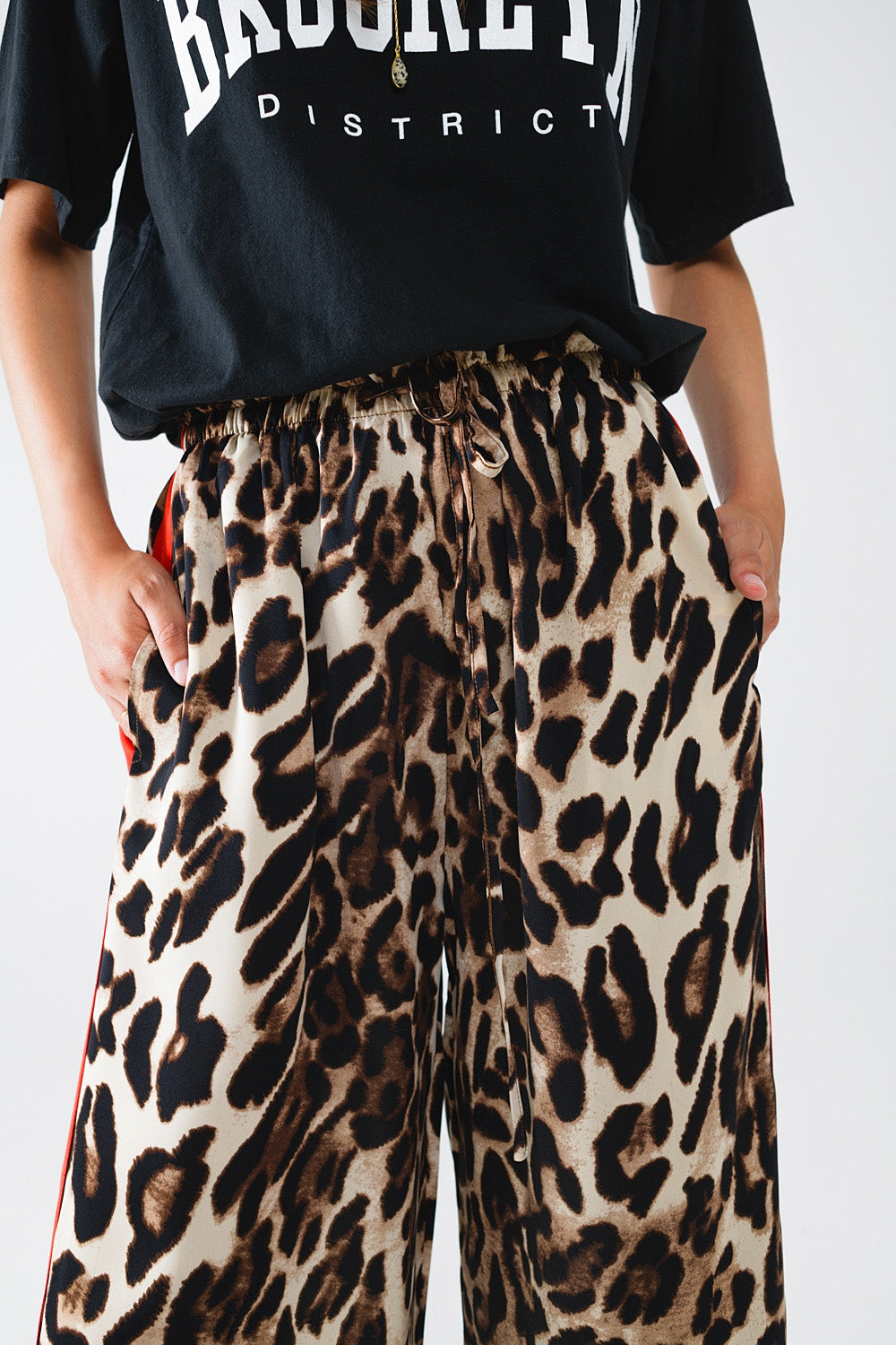 Pantalón recto de leopardo con rayas rojas laterales