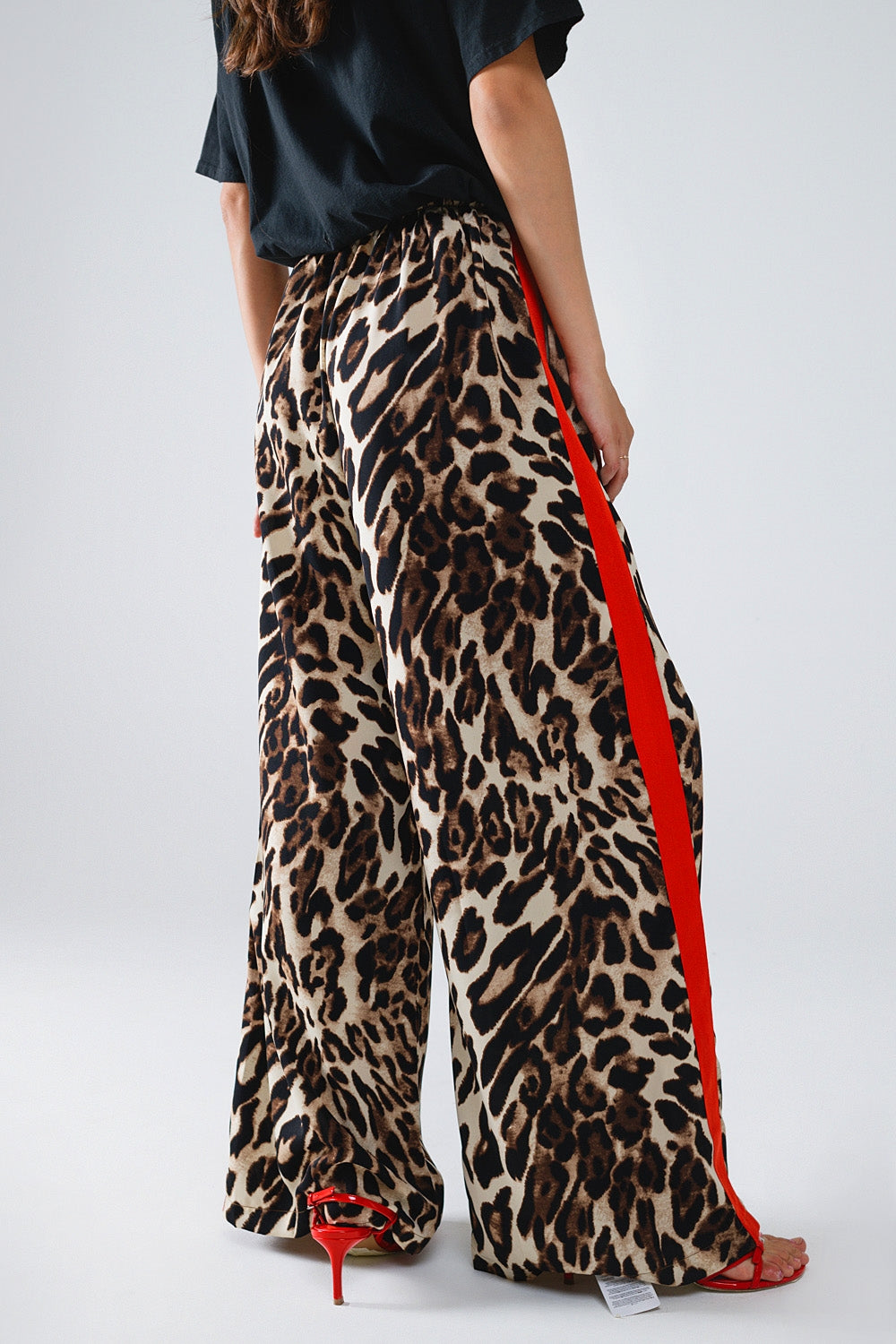 Pantalón recto de leopardo con rayas rojas laterales